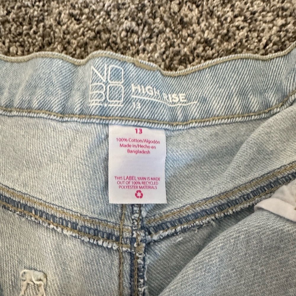 Distressed Jean shorts - Picture 3 of 4